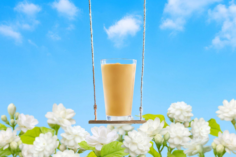 「茉莉歐蕾」在茉莉紅茶中加入台灣高品質鮮奶，茶湯中多了甘醇奶香，喝來清爽滑順，適合下午茶時段來一杯。  