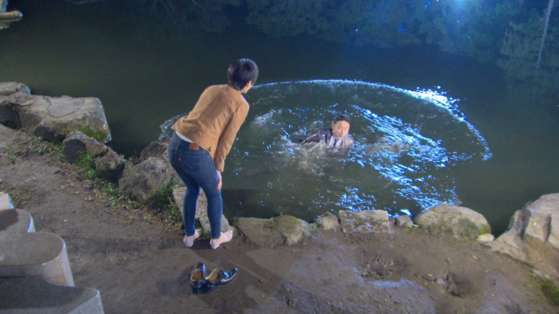 潘柏希在八點檔《多情城市》中為了瑭霏跌落水池。