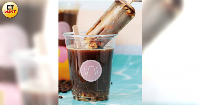 「小美黑糖珍奶阿法奇朵」以手沖咖啡，搭配2支黑糖珍奶雪糕，激盪出特別的口感。（115元）