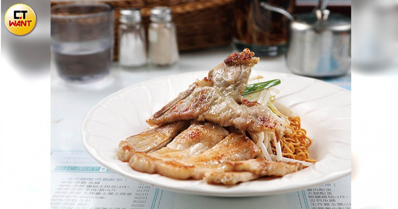 「豬扒炒公仔麵」是茶餐廳、冰室的必備餐點。（200元）（攝影／于魯光）