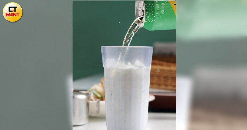 冰淇淋蘇打汽水加入鮮奶調成的「忌廉溝鮮奶」，是香港古早味飲料。（120元）（攝影／于魯光）