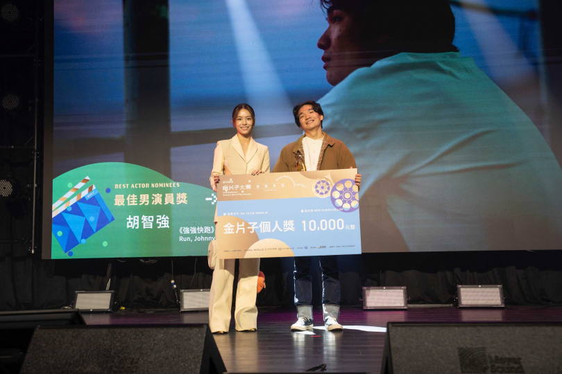評審宋芸樺(左)頒發最佳男演員獎給《強強快跑》胡智強。(圖／台北市電影委員會提供)