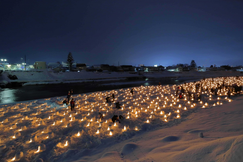 橫手雪屋祭舉辦時，會在雪地上點燃燭光。（圖／日盟國際提供）