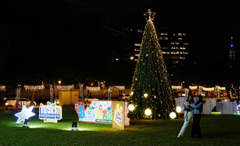 北流文化館外草地放置了應景耶誕樹，與喔北搖音樂節各角色造景融合，吸引民眾拍照。（圖／魏妤靜攝）