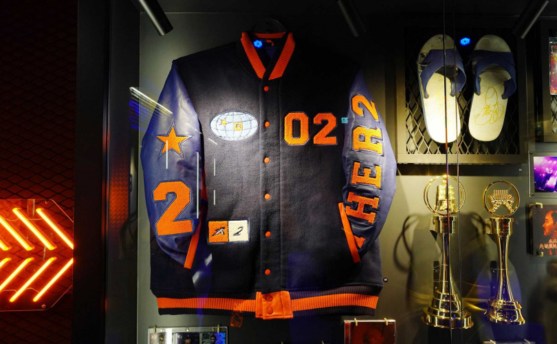 《大嘻哈時代2》冠軍阿跨面簽名的藍白拖與第二季冠軍夾克也是展件之一。（圖／魏妤靜攝）
