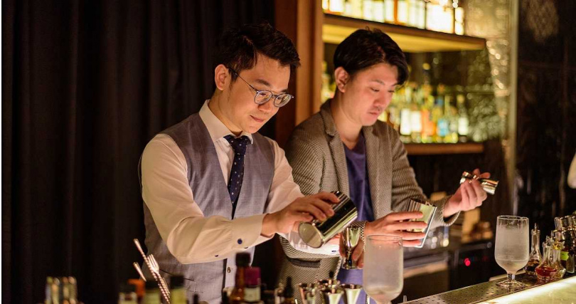 調酒顧問世界冠軍金子道人（右）、曾至奈良Lamp Bar實習的EAST END首席調酒師Elmer。（圖／EAST END提供）