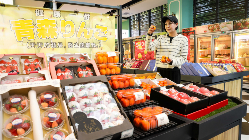 「台北濱江」1樓超市嚴選國內外優質水果，近期適逢春節也推出不少伴手禮。（圖／侯世駿攝）