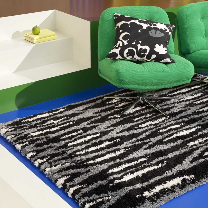 BULLERREMSA地毯此次分別推出黑灰白與藍白黑兩組獨特配色。