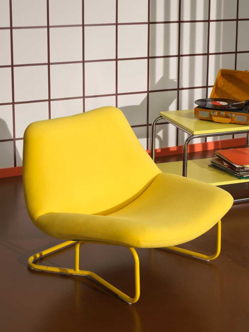 SOTENÄS扶手椅採用春夏必備亮黃色，搭配上同色系的管狀底架，不僅使得外觀更生動，也充分展現青春活力感。