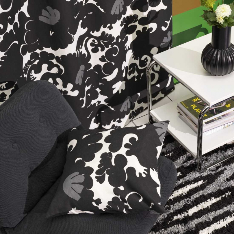 STRECKFLY靠枕套以低調黑白色為主調，搭配俏皮的大膽圖紋，適合擺放在各處為空間增添趣味。
