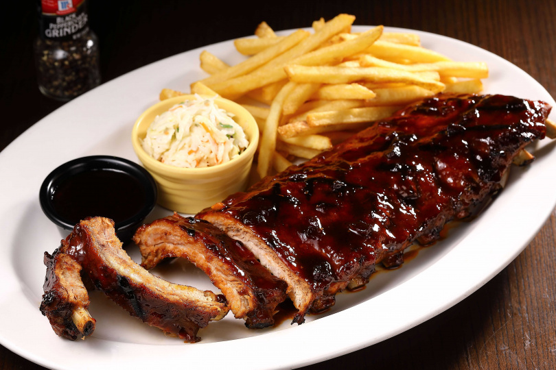 TGI FRIDAYS將於3月每週三推出碳烤豬肋排買一送一。(圖/開展餐飲集團提供)