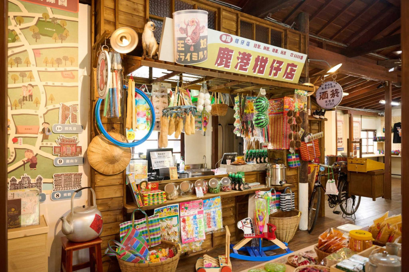 鹿港時代空間特別打造早期柑仔店樣貌。(圖/新口味食品行提供)