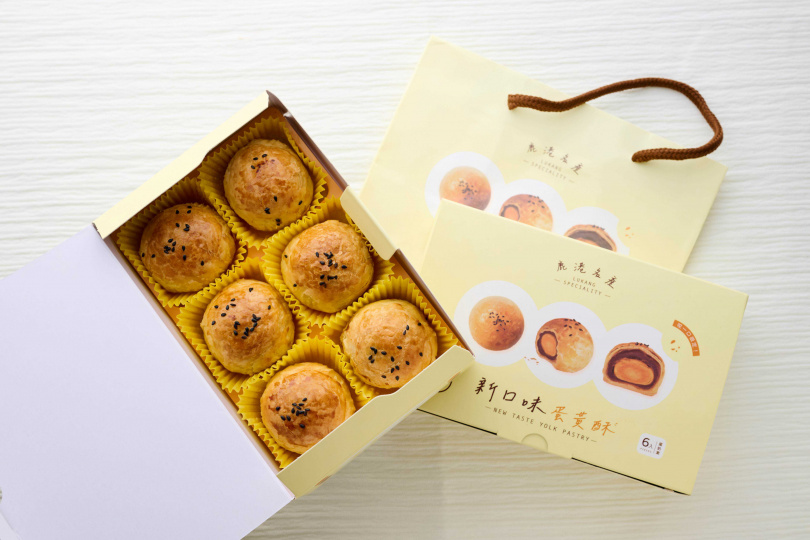「新口味蛋黃酥」具有酥脆外皮、包裹綿密紅豆餡與鹹蛋黃,除了現場可購買回家,開幕首三日還免費限量贈送。(圖/新口味食品行提供)