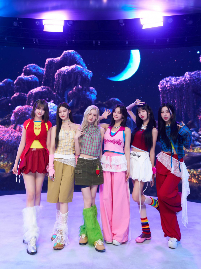 幻藍小熊推出結合中、英、韓三語的新歌〈SWING DANCE〉。（圖／天空娛樂提供）