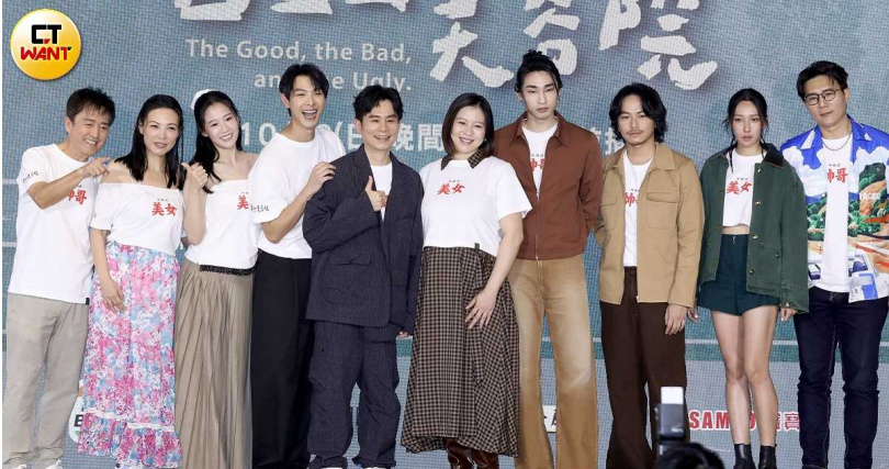 由江宏傑(左起)、温昇豪、利特、李元日、Judy主持的《廚師的迫降:客家廚房》,入圍本屆金鐘兩項大獎。(圖/楊澍攝)