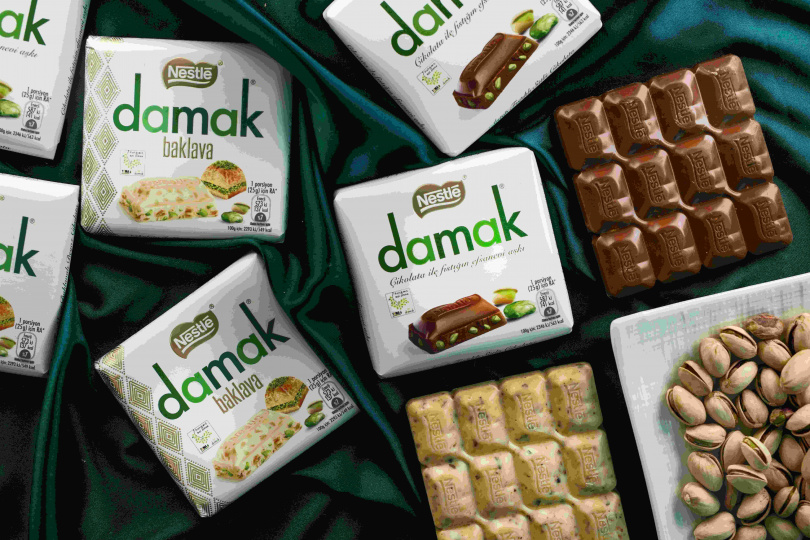 雀巢DAMAK 開心果巧克力」嚴選產自土耳其安泰普的珍稀開心果仁,每一口都充滿濃郁堅果風味與滑順牛奶香氣。(圖/雀巢提供)