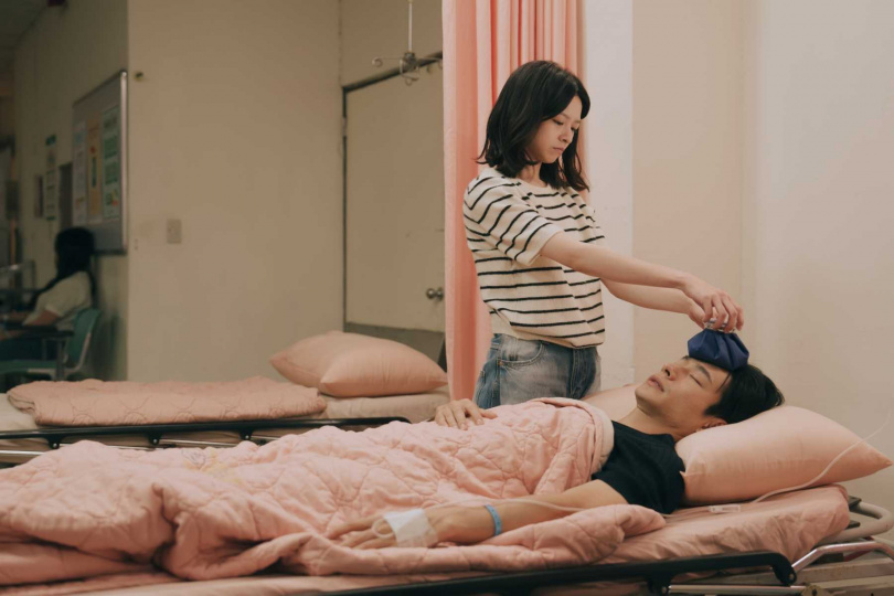 黃河在《人生只租不賣》食物中毒，陳姸霏默默照顧他。（圖／公視台語台提供）