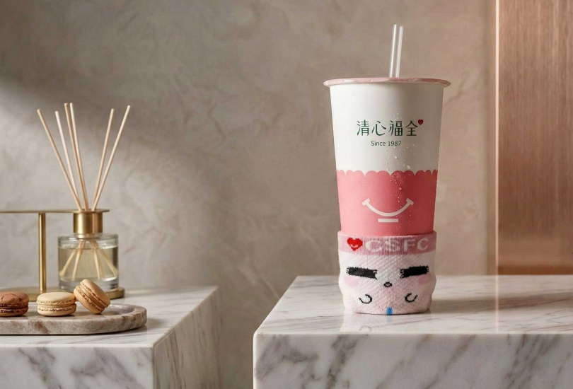 愚人節當日限定「清心福全杯套－拉拉褲款」，不只造型搞怪吸睛，還能接住冰飲滴落的水珠，從此告別濕答答的雙手與桌面。（圖／品牌提供）