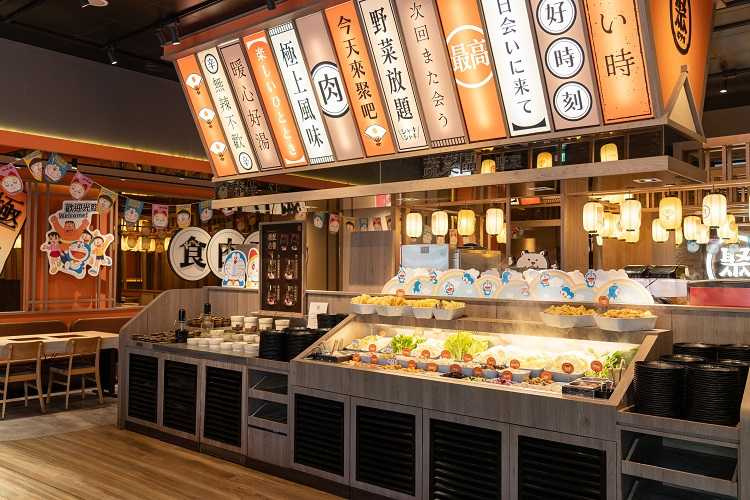 聚×和牛涮店內換上哆啦A夢主題裝飾,從自助吧到用餐空間都能看見可愛角色身影,營造滿滿聯名氛圍。