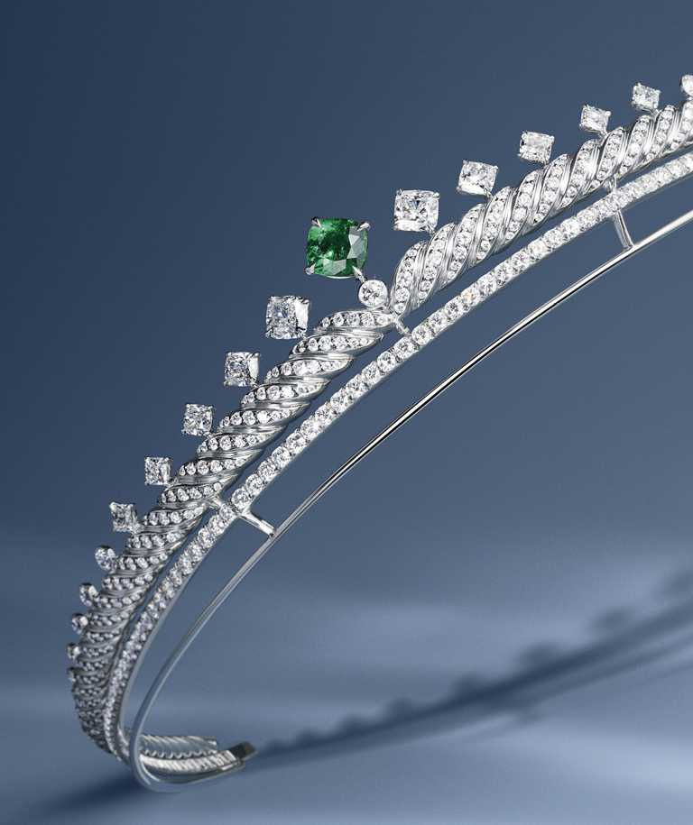 CHAUMET「Torsade de Chaumet」系列高級珠寶，18K白金祖母綠冠冕，鑲嵌1顆來自哥倫比亞、重2.32克拉枕形切割的艷綠色祖母綠；1顆重1.04克拉、E VVS2級枕形切割祖母綠；1顆重1.01克拉、E VVS1級枕形切割鑽石；枕形切割及明亮式切割鑽石。（圖╱CHAUMET提供）