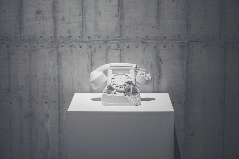 Dior與Daniel Arsham聯名作品「侵蝕的電話」。