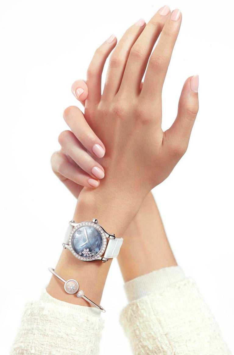 Chopard「Happy Snowflakes」精鋼腕錶，鑲鑽錶圈款，淡藍色珍珠母貝面盤╱651,000元；Chopard「Happy Snowflakes」18K白金手鐲，綴以雪花造型滑動鑽石與單顆滑動鑽石╱158,000元。（圖╱Chopard提供）