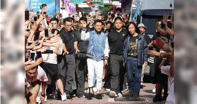 劉德華（中）與導演邱禮濤一起在西門町武昌街展開了封街走紅毯會粉絲的活動。