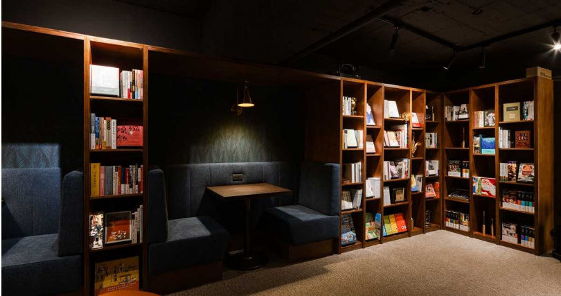 位於台中悅樂旅店B2的書想室，由中央書局打造專屬閱讀空間。（圖／台中悅樂旅店提供）