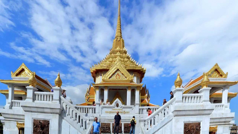 參加曼谷精華寺廟一日遊，可參訪供奉著全世界最大金佛的「金佛寺」。