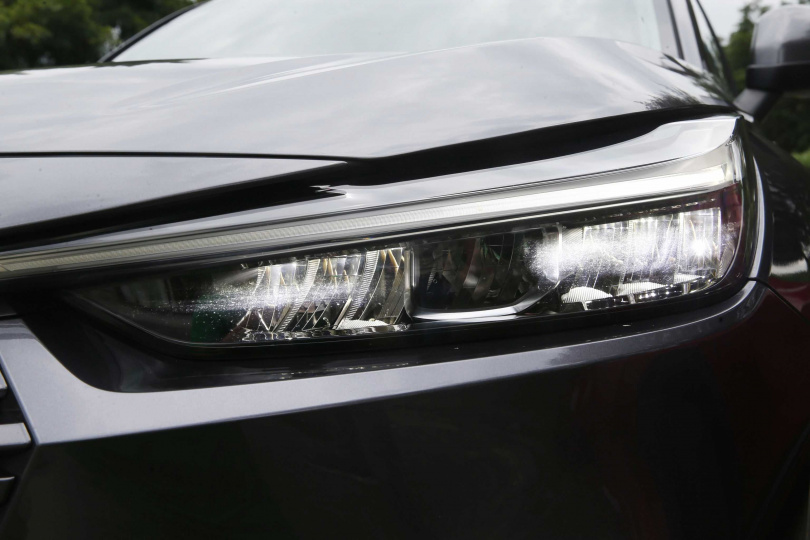 兩旁LED頭燈不僅擁有AHB遠光燈自動切換功能，也將科技形象注入車頭眉宇之間。(圖/趙世勳攝)