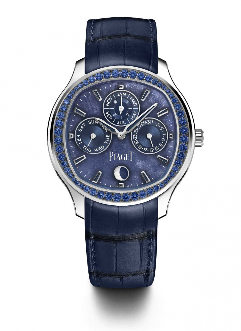 PIAGET Polo系列黑曜石面盤藍寶石超薄萬年曆自動腕錶，搭載伯爵自製1255P超薄萬年曆自動上鍊機芯（圖／品牌提供）