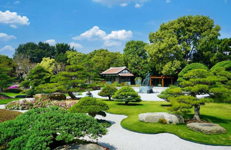 成美文化園占地十公頃，園方請來日本庭師設計：枯山水景、白砂青松庭、瀑布、天然畫框、池庭等五大看點。（圖／成美文化園提供）
