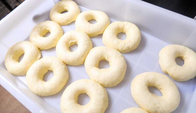 店家使用鼎泰豐指定品牌麵粉來做甜甜圈，帶有一定嚼勁。（圖／趙文彬攝）