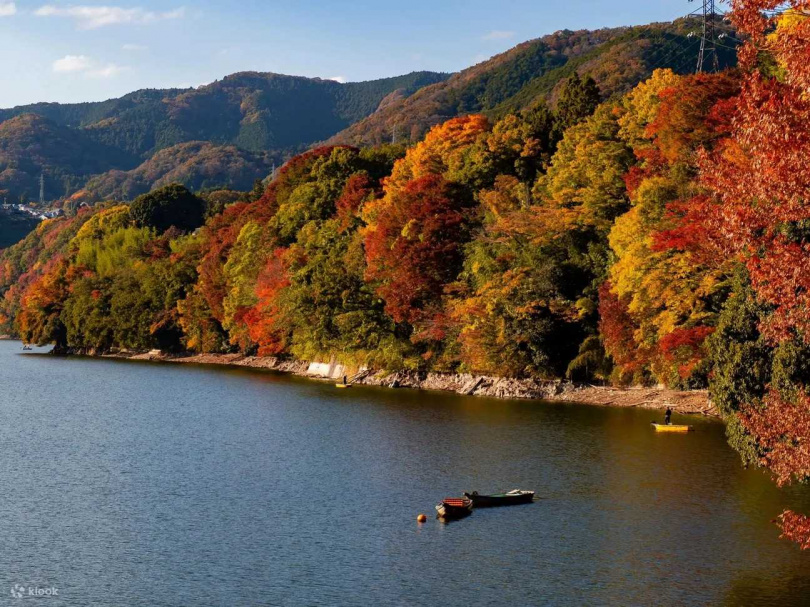 來到相模湖湖畔，欣賞楓葉在湖光山色間倒映，宛如仙境，感受富士山楓紅的魅力（圖／Klook提供）