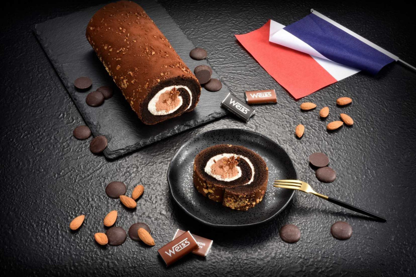 「榛果厚巧克力生乳捲」內餡使用Ebene依比妮72%黑巧克力、榛果醬以及外層可可粉，營造奢華風味。（圖／亞尼克提供）