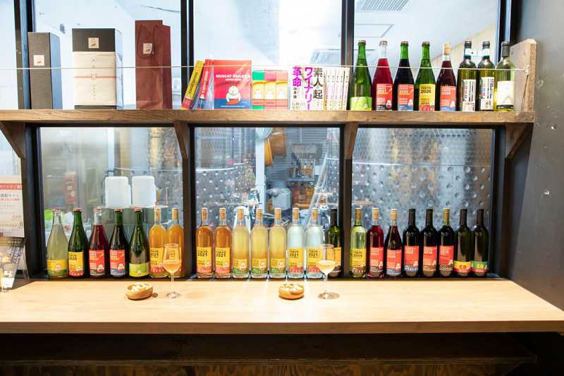 在「深川Winery東京」可以在釀造場試喝到最新鮮的葡萄酒，吸引顧客到現場試喝並購買。（圖／深川Winery東京）