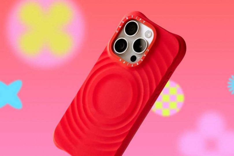  CASETiFY 獨家推出限量的緋紅波紋手機殼。