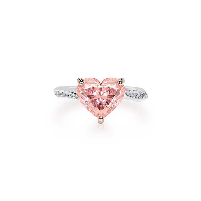 ROSÉ My Love粉紅鑽求婚鑽戒(RS_166)。側邊以拱形鏤空，如皇冠般在指尖上為愛加冕。（圖／品牌提供）