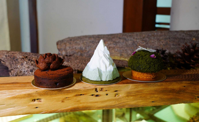 綠帶純植物烘焙為0km山物所設計獨家甜點，左起「松果布朗尼」、「玉山塔」、「綠色精靈苔球塔」（各250元，圖／魏妤靜攝）