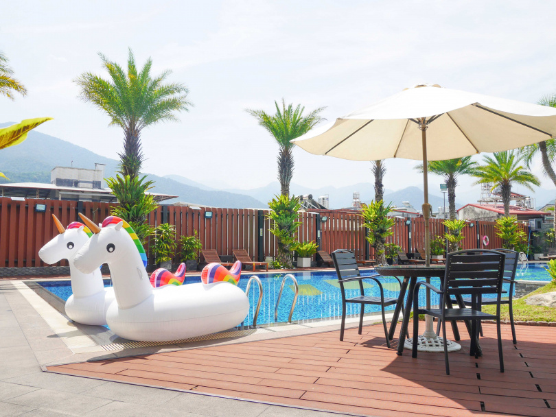 埔里唯一擁有星光泳池的「承萬尊爵渡假酒店」，館內還規劃有近百坪的兒童主題樂園。