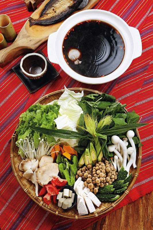 「原生野蔬菌菇養生鍋」的野菜種類豐富，因為葉菜屬性偏寒，建議搭配何首烏湯頭一起品嘗。（780元）（圖／于魯光）