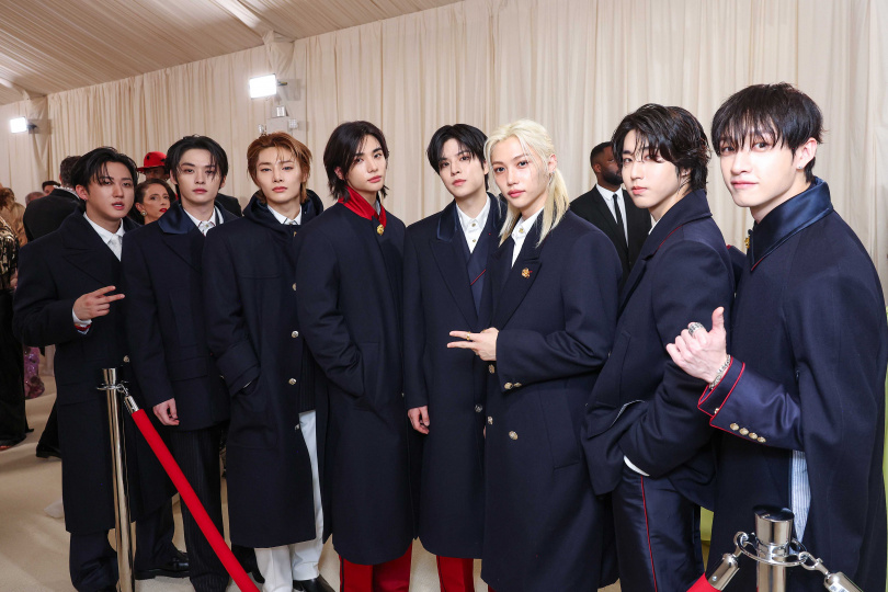 韓國現象級男團 Stray Kids 身穿 TOMMY HILFIGER 訂製服出席 2024 Met Gala。