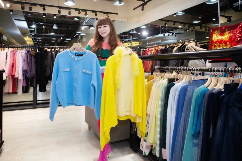 禮客Outlet時尚CEO溫筱鴻分享40歲女性的穿搭秘訣,運用正色搭配,展現自信與個人風格。(圖/黃威彬攝)