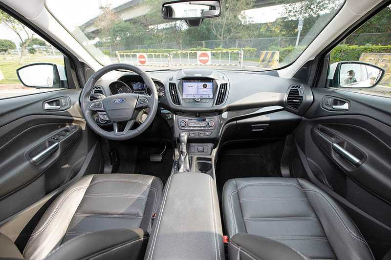 車艙布局十足運動感，向左微調的排檔桿手感不錯，三幅式方向盤搭配多功能控制按鈕，操作十分方便。
