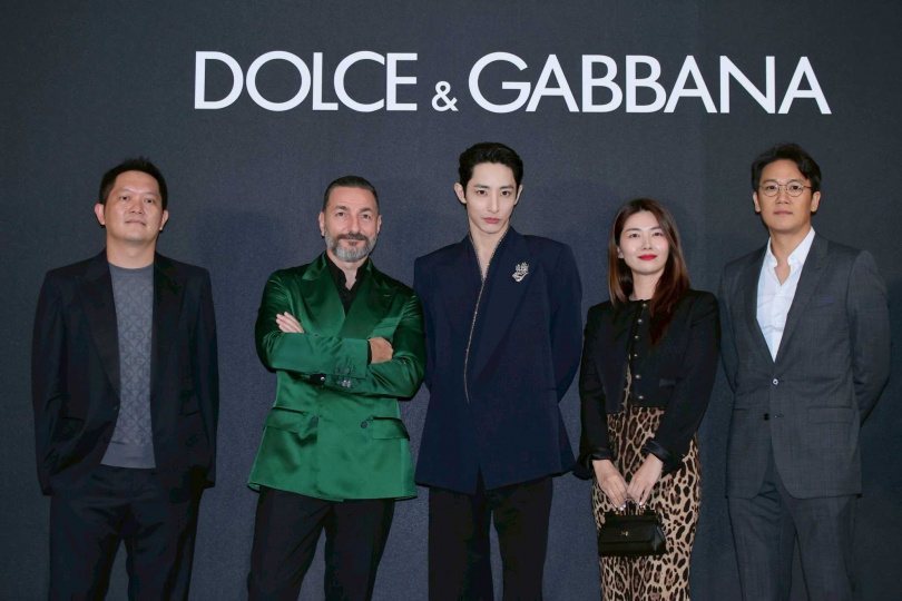 李洙赫今日出席Dolce&Gabbana BELLAVITA台灣旗艦店開幕,與品牌義大利代表、現場長官一同合影。(圖/楊澍攝影)