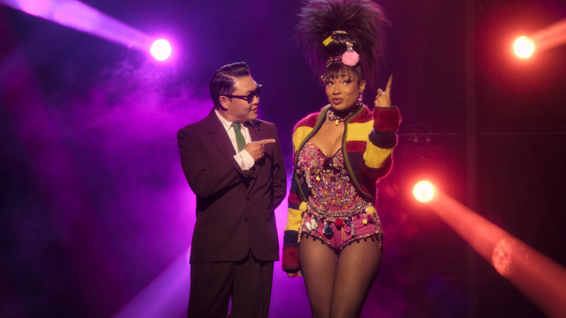 韓國歌手PSY（左）與饒舌女王梅根尤物同台《K-Pop 跨界戰（KPOPPED）》。（圖／Apple TV+提供）