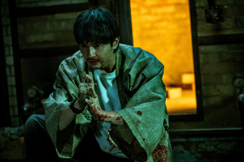 張軒睿化身超帥驅魔人,結手印的流利動作引起觀眾討論。(圖/天予電影)