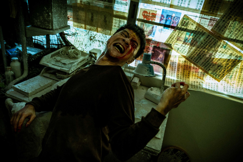 李冠毅形容這場戲要想像被無形之物操控,很像在跟一個看不見的東西跳舞互動。(圖/天予電影)