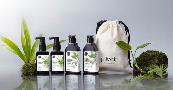 juliArt覺亞夏季沁涼4入組,內含沁涼茶樹頭皮淨化噴霧40ml×2、控油蓬鬆洗髮精(沁涼茶樹)75ml、3in1洗髮沐浴露(沁涼茶樹)75ml。(圖/品牌提供)