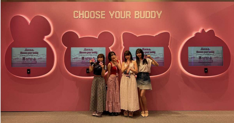 《BLACKPINK X Tamagotchi》打造多個科技感爆棚的夢幻打卡點,SORRY.IDOL頻頻拍照。(圖/株式会社PLUG提供)